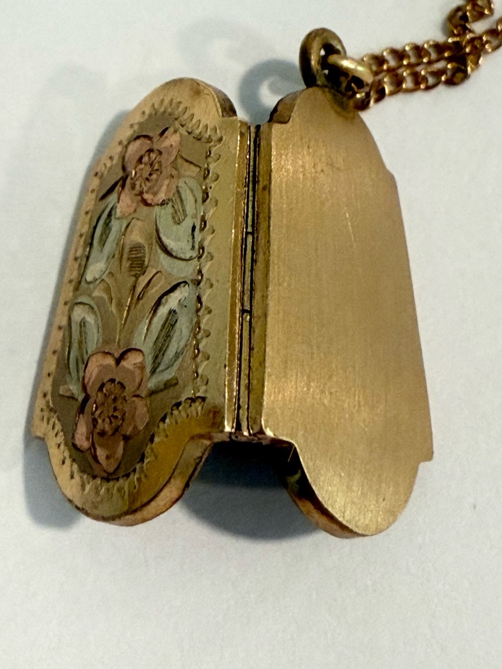 Vintage Gold Filled Etched Floral Flower Locket Necklace - Picture 6 of 13